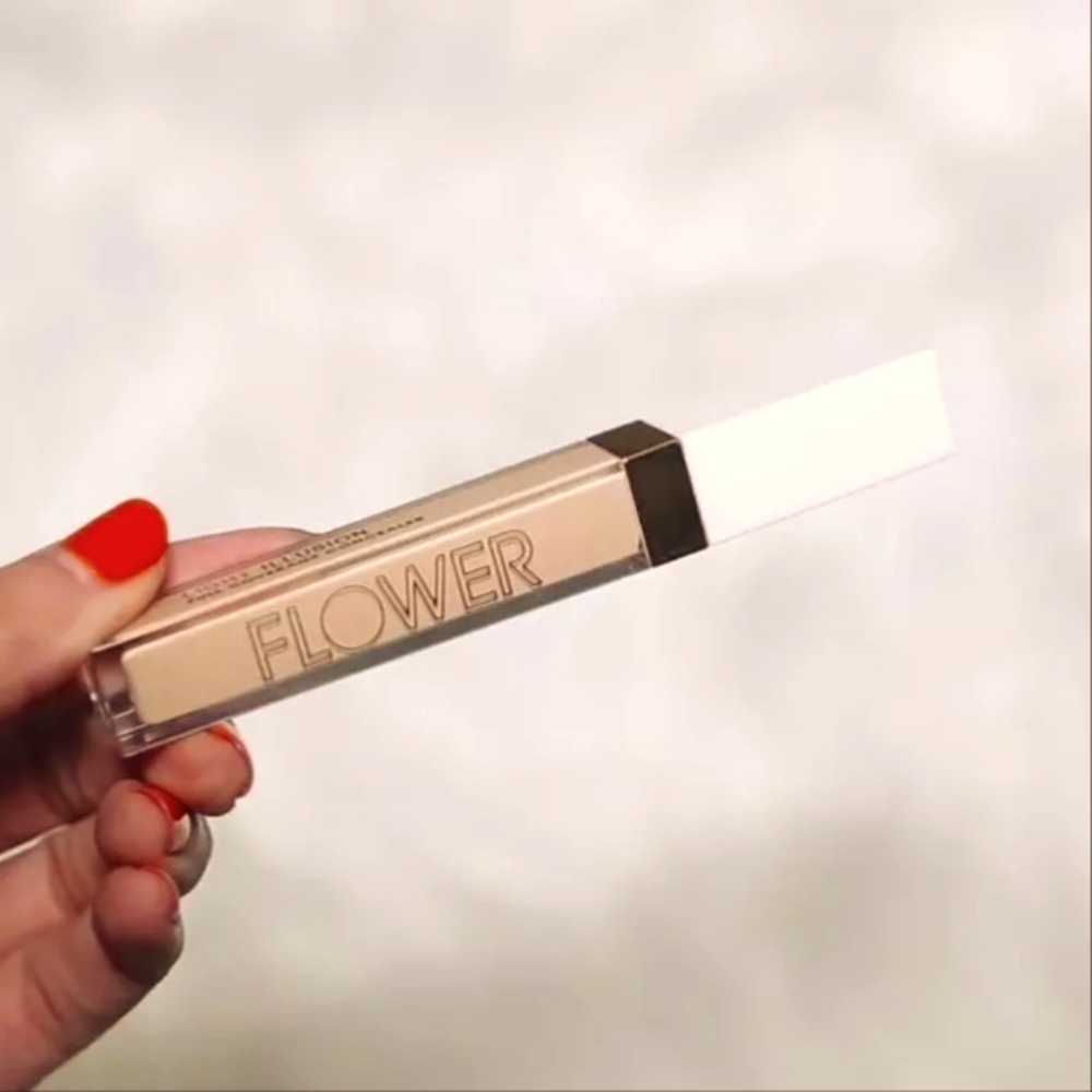 NWT Flower Light Illusion Concealer